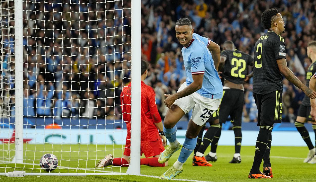 Manuel Akanji tampil disiplin saat menjaga lini pertahanan Manchester City. Meski bermain sebagai bek tak menghalangi Akanji turut dalam pesta gol City ke gawang Madrid pada laga ini. Ia mencetak satu dari empat gol City pada laga tersebut. (AP Photo/Jon Super)