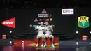 Ganda campuran Prancis, Thom Gicquel/Delphine Delrue, melakukan selebrasi diatas podium setelah menaklukkan Thailand, Dechapol Puavaranukroh/Supissara Paewsampran pada laga final Indonesia Open 2025 di Istora Gelora Bung Karno, Senayan, Jakarta, Minggu (8/6/2025). Wakil Prancis itu menang dengan skor skor 21-16, 21-18. (Bola.com/M Iqbal Ichsan)