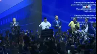 Ketua Majelis Tinggi Partai Demokrat Susilo Bambang Yudhoyono (SBY)&nbsp;menyumbangkan sebuah tembang pamungkas yang merepresentasi dukungan partainya kepada Prabowo Subianto sebagai bakal capres yang didukung&nbsp;di Pilpres 2024. (Liputan6.com/Muhammad Radityo Priyasmoro)
