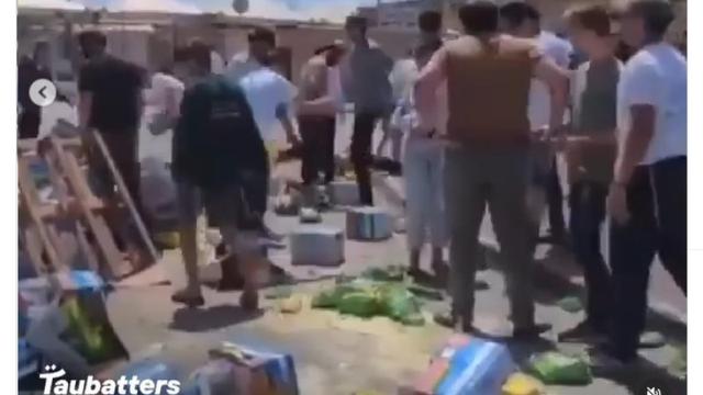 Viral Video Warga Israel Lempar dan Hancurkan Dus Mi Instan Indonesia untuk Gaza