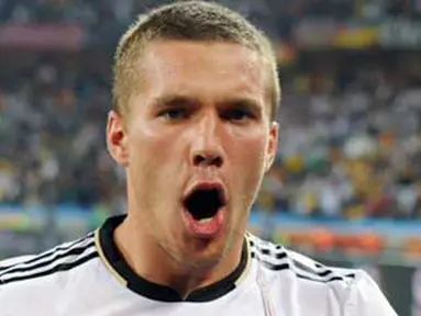 Selebrasi gol striker Jerman Lukas Podolski ke gawang Australia di penyisihan Grup D PD 2010 di Moses Mabhida Stadium, Durban, 13 Juni 2010. Jerman unggul 4-0. AFP PHOTO / CARL DE SOUZA 