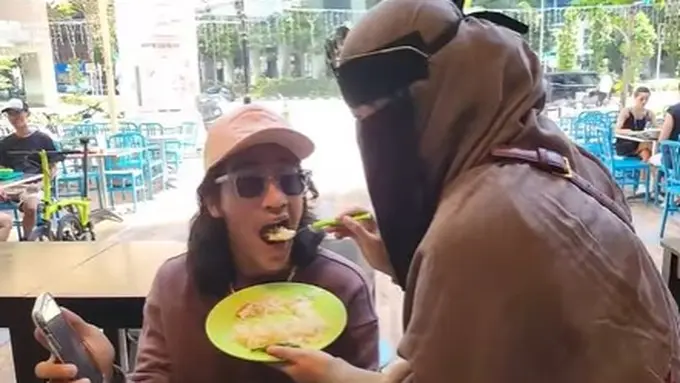 Umi Pipik suapi anak (Instagram/_ummi_pipik_)