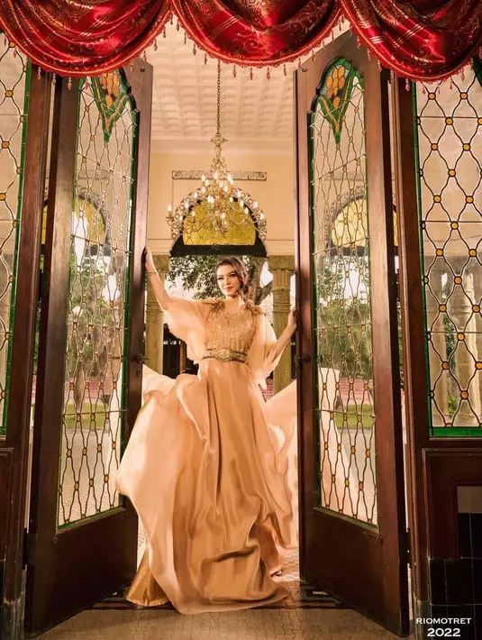 Pulasan makeup flawless dan gaya rambut yang disanggul modern kembali menambah nilai keanggunan Putri Solo 2009 ini. (Instagram/riomotret).