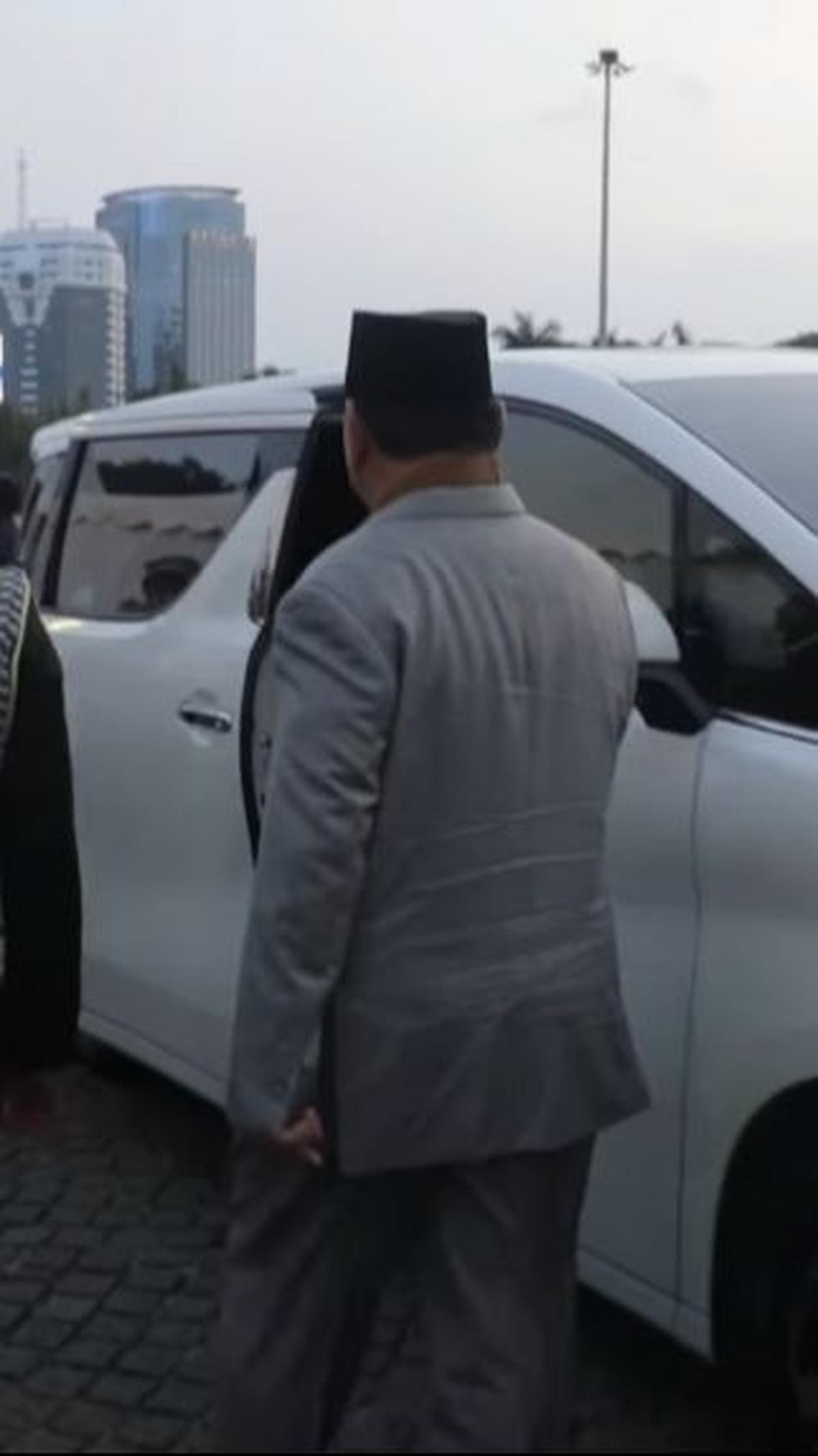 Prabowo Diajak Polisi Selfie<br>