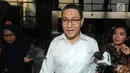 Ekspresi anggota Komisi XI DPR Sukiman usai menjalani pemeriksaan di Gedung KPK, Jakarta, Senin (22/7/2019). Tersangka dugaan suap pengurusan anggaran Kabupaten Pegunungan Arfak ini diperiksa sebagai saksi untuk tersangka Plt Kadis PUPR Pegunungan Arfak Natan Pasomba. (merdeka.com/Dwi Narwoko)