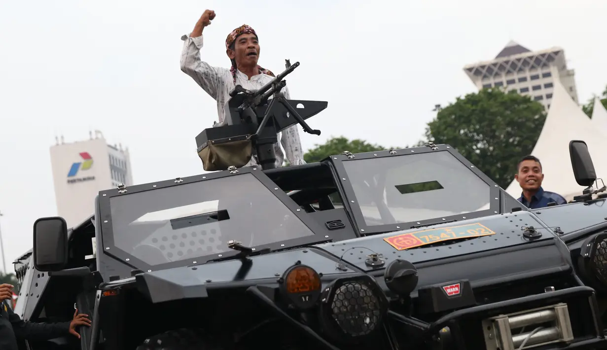 Warga bergaya di atas kendaraan taktis TNI pada pameran Alat Utama Sistem Persenjataan TNI di Kawasan Monas, Jakarta, Kamis (27/9). Pameran ini bagian perayaan HUT TNI ke-73. (Liputan6.com/Helmi Fithriansyah)