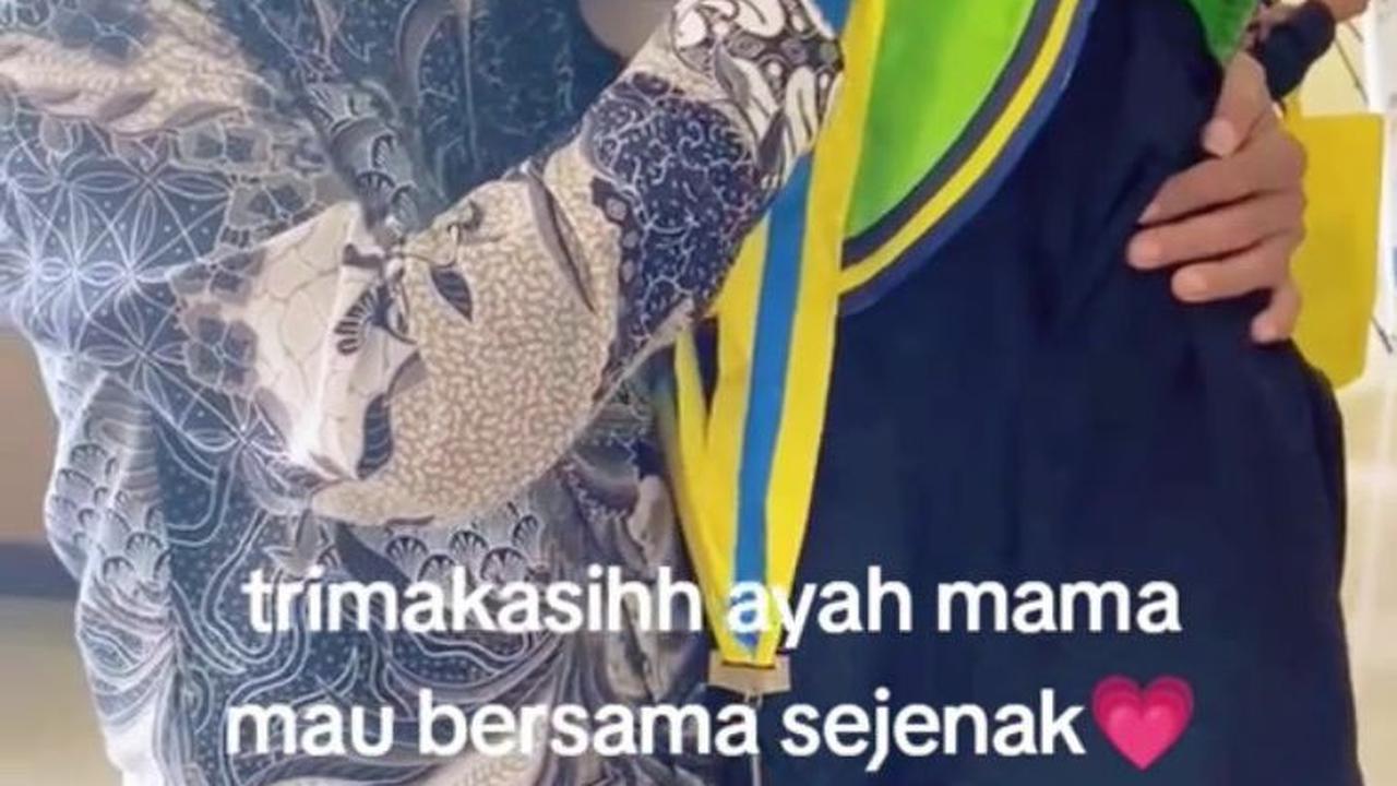 Sang ayah tampak begitu bahagia dan bangga melihat putri kecilnya kini telah dewasa dan menjadi seorang sarjana.