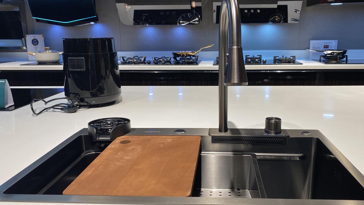 Cara Mudah Membersihkan Wastafel Dapur yang Bau Tanpa Produk Mahal
