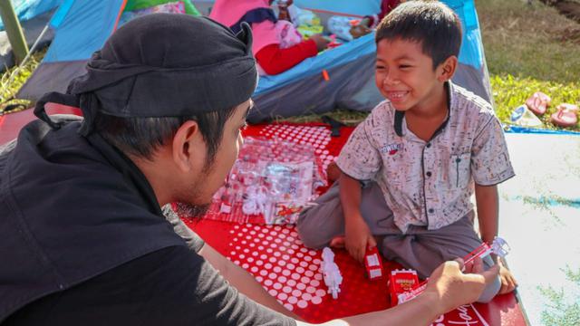 Kakak dari Dongeng Ceria bermain bersama anak-anak di pengungsian Gunung Semeru. (Foto: Dok. Dongeng Ceria)