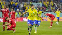 Selebrasi pemain timnas Brasil, Casemiro usai berhasil membuat gol ke gawang Swiss dalam pertandingan grup G Piala Dunia 2022 yang berlangsung di Stadium 974, Qatar, Selasa (29/11/2022). (AP Photo/Andre Penner)