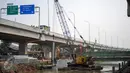 Suasana pembangunan proyek Tol Becakayu seksi I rute Jakasampurna-Kampung Melayu, Jakarta, Rabu (17/5). Tol Becakayu memiliki total panjang 21,5 km dengan biaya investasi sebesar Rp 9,5 triliun. (Liputan6.com/Yoppy Renato)