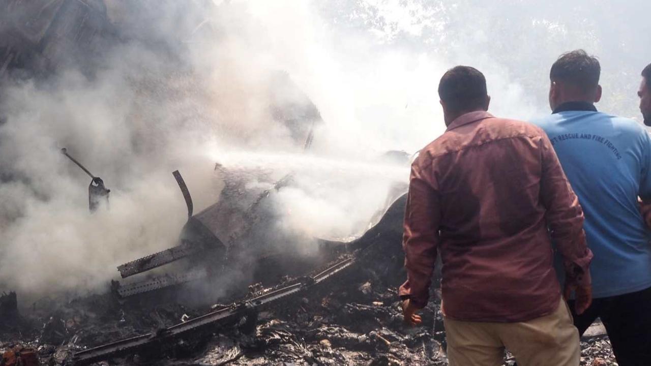 Pesawat Air India jatuh dan terbakar di Ahmedabad