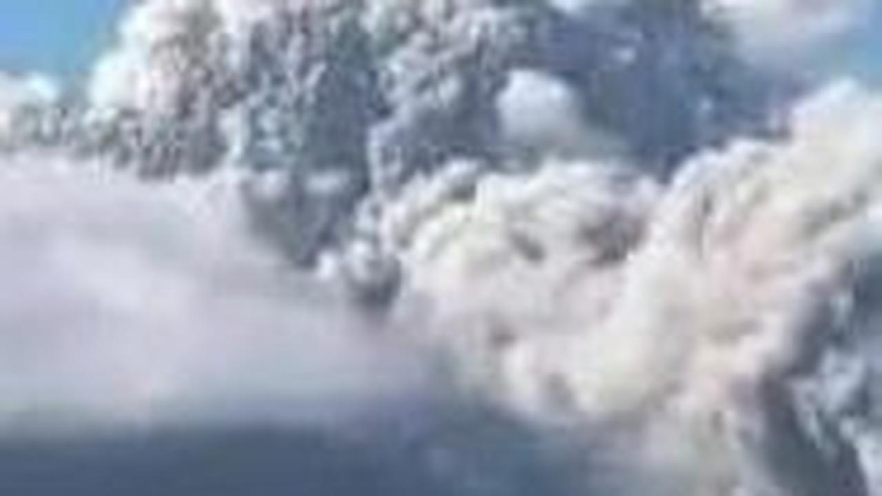 Gunung Lewotobi Laki-Laki Erupsi, Tiga Desa di Flores Timur Tertutup Abu Vulkanik