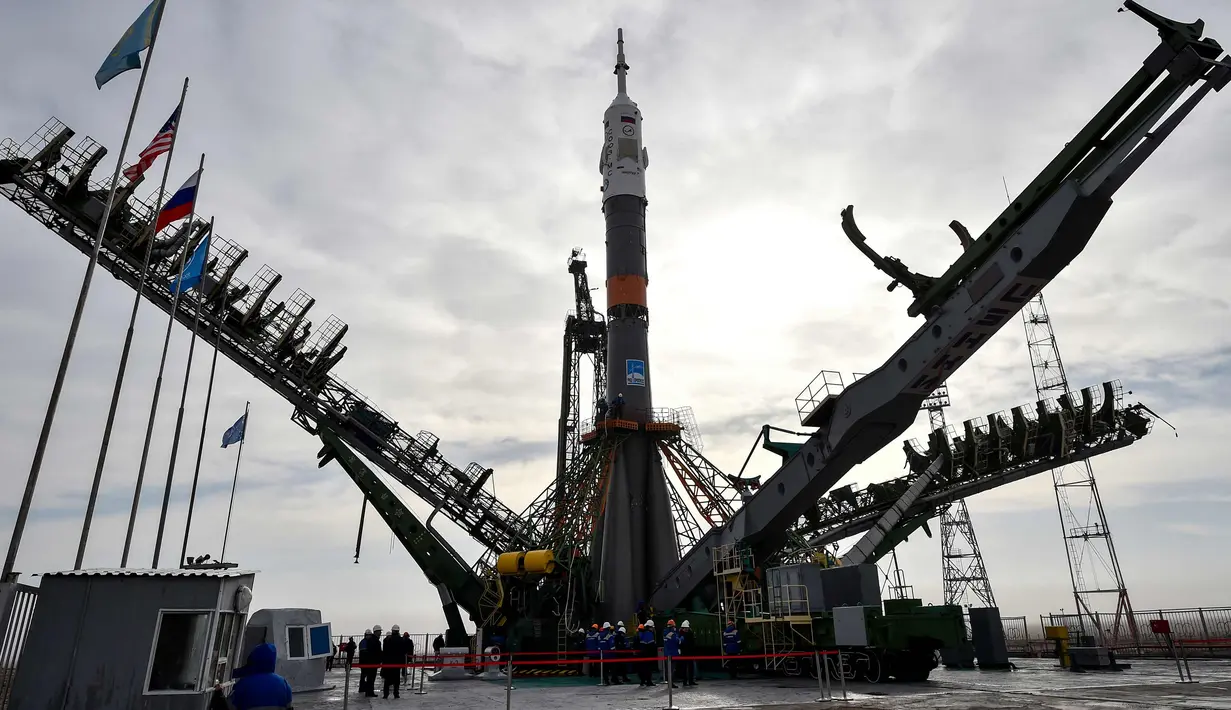 Pesawat ruang angkasa Soyuz MS-08 terlhat di Kosmodrome Baikonur, Kazakhstan, (19/3). Soyuz MS-08 akan membawa astronot Drew Feustel dan Ricky Arnold dari Amerika Serikat dan rekan kru Oleg Artemyev dari Rusia. (AFP Photo/Vyacheslav Oseledko)
