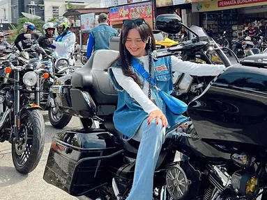 Beby Tsabina dalam unggahan terbarunya saat ini tengah berada di Aceh bersama kedua orang tua dan saudara kandungnya. Dalam unggahan Instagramnya tersebut, terlihat bahwa keluarga yang selalu mendukung kariernya ini tengah menikmati Sunmori bersama di jalanan Banda Aceh dengan naik moge. (Liputan6.com/IG/@bebytsabina)