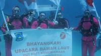 Upacara pengibaran bendera merah putih sambut HUT RI bawah laut (foto: ist)