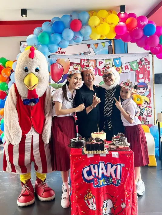 Meski tidak terkesan mewah, ayah Ojak terlihat sangat bahagia dengan konsep ulang tahunnya. [instagram/ayutingting92]