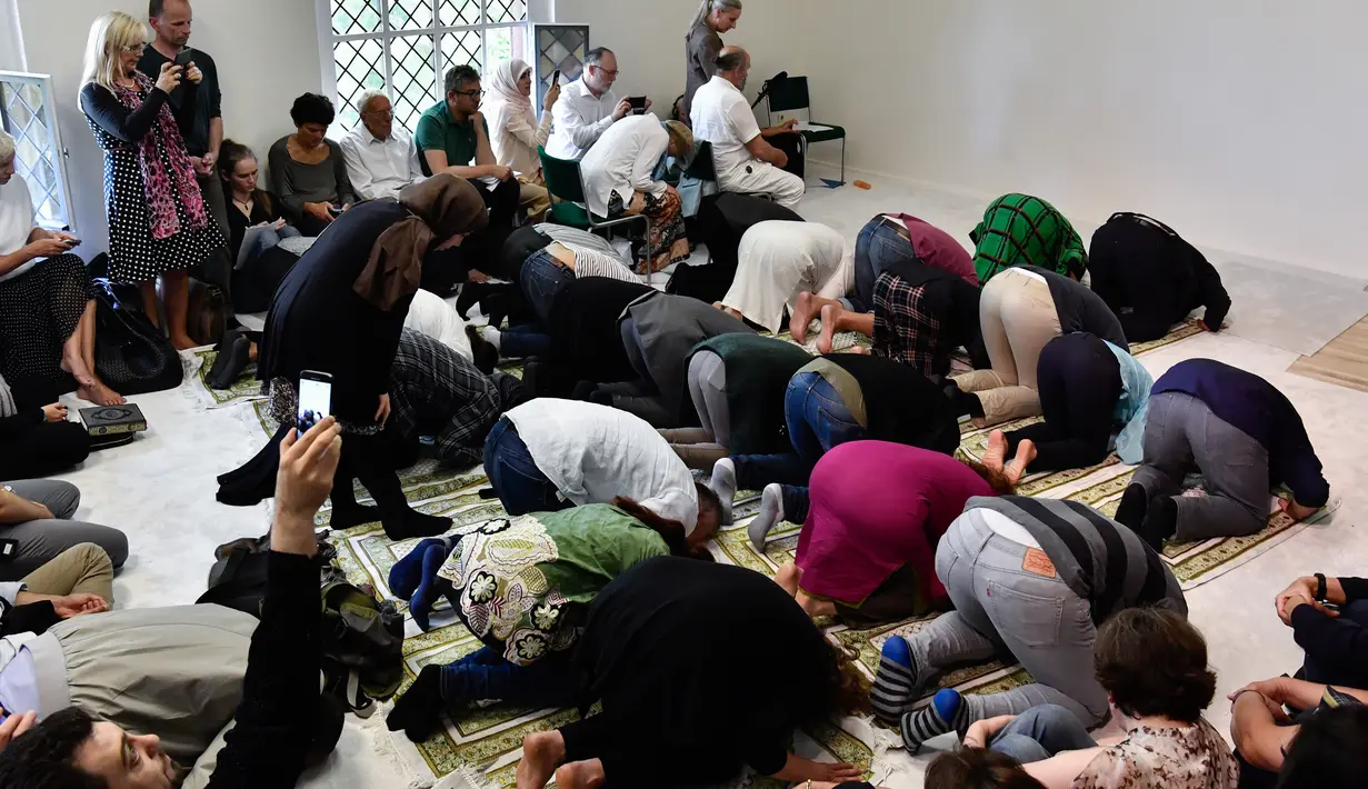 Jamaah melakukan salat di Masjid Ibnu Rushd-Goethe yang terletak di Berlin, Jerman (16/6). Anehnya, saf jamaah masjid ini tidak beraturan, lelaki dan perempuan dapat bercampur dalam satu saf. (AFP Photo/John Macdougall)