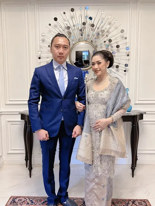 <p>Aliya Rajasa tengah menanti kelahiran anak ke-4nya dengan Ibas Yudhoyono putra SBY. Kehamilannya ini pun tak membuatnya kehabisan ide untuk berpakaian, yuk intip penampilannya.</p>