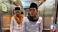 Saat berada di lift, Gus Iqdam hendak menuju masjid untuk sholat jumat (TikTok)