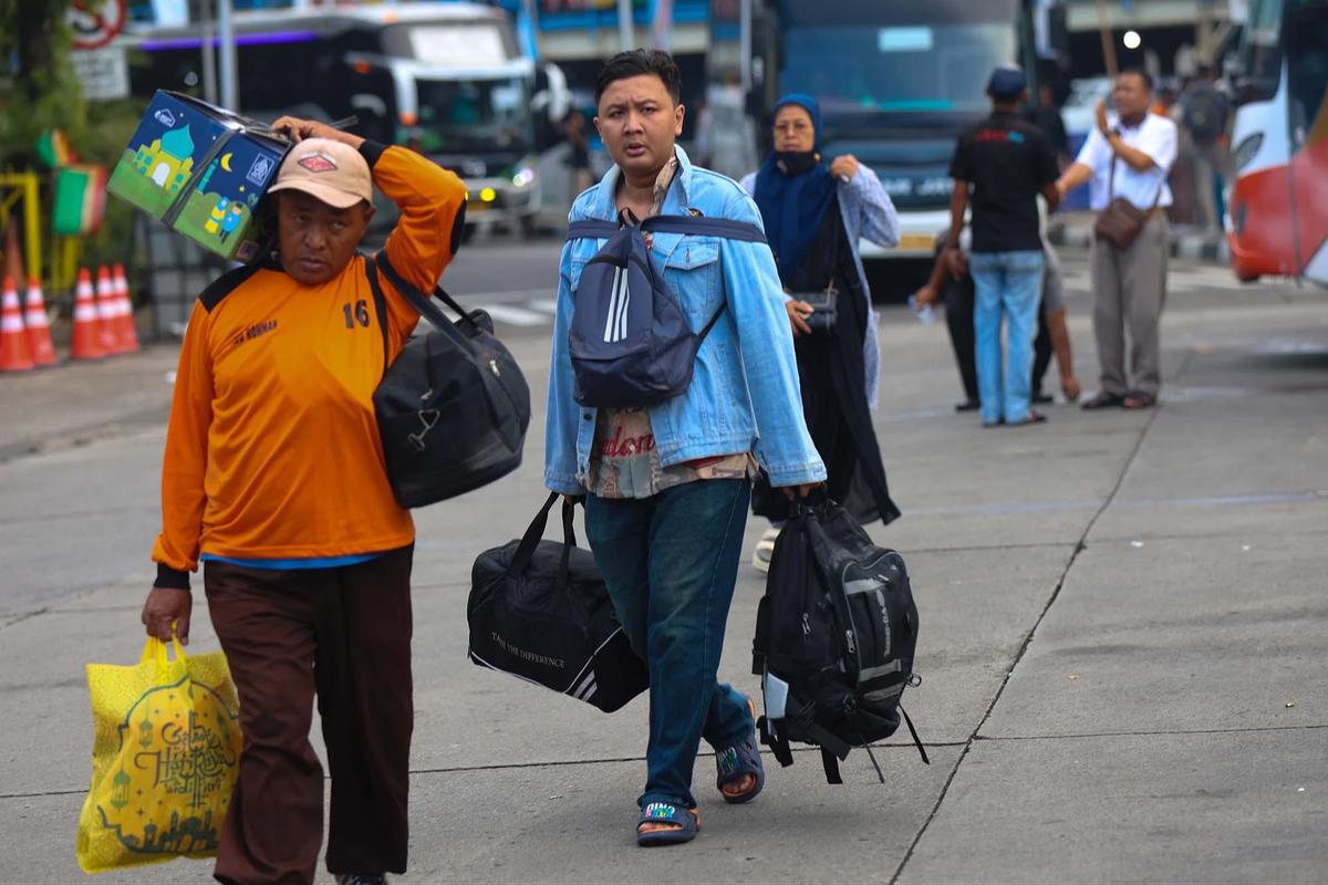 FOTO: Lonjakan Arus Balik Pemudik  di Terminal Kampung Rambutan