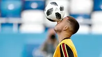 Gelandang Belgia, Eden Hazard mengontrol bola saat latihan jelang menghadapi Inggris pada grup G Piala Dunia 2018 di stadion Kaliningrad,  Rusia (27/6). Belgia telah mengumpulkan 6 poin sama seperti Inggris di grup tersebut. (AP Photo/Alastair Grant)