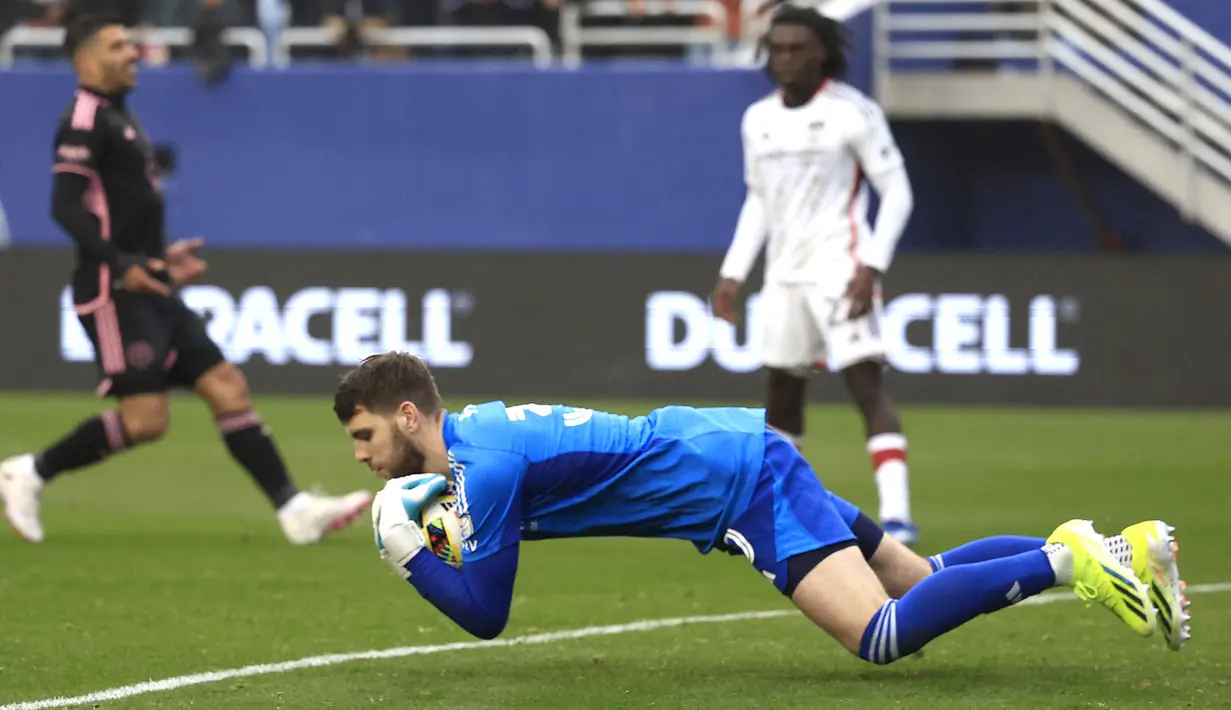 Kiper FC Dallas, Maarten Paes menangkap bola saat laga lanjutan MLS (Major League Soccer) 2024 melawan Inter Miami di Cotton Bowl, Dallas, Texas, 22 Januari 2024. (AFP/Getty Images/Carmen Mandato)