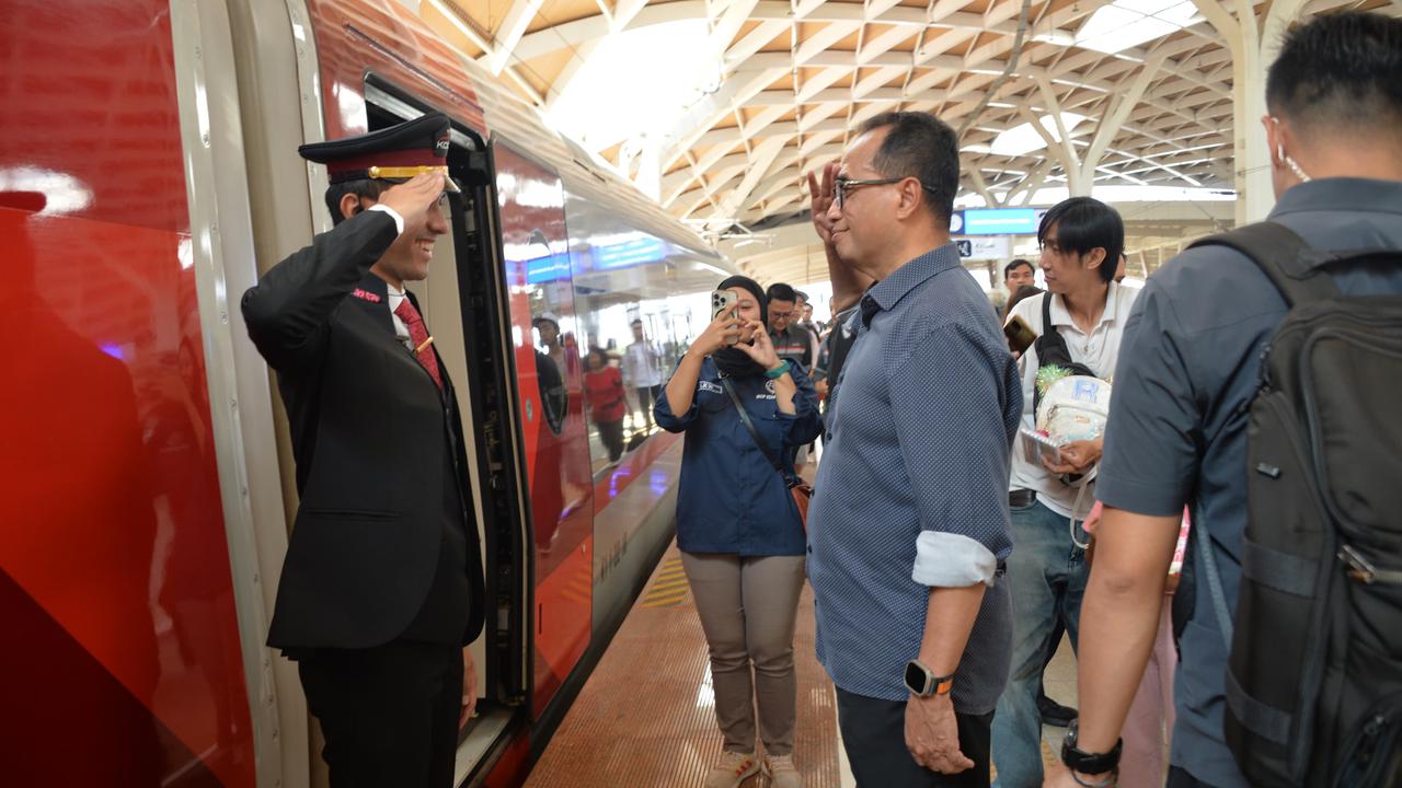 Menteri Perhubungan Budi Karya Sumadi meninjau Stasiun Kereta Cepat Whoosh Halim di Jakarta, Minggu (19/11/2023). (Dok Kemenhub)
