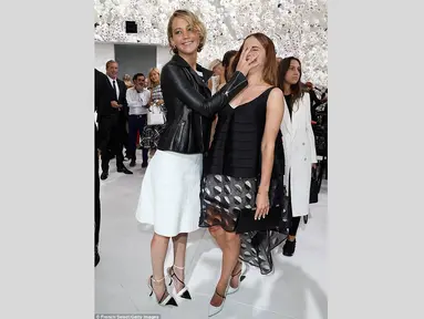 Kali ini aktris Emma Watson (kanan) menjadi korban keusilan Jennifer Lawrence di Paris, Senin (7/7/14). (Getty Images)