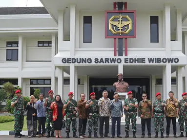 Direktur SCM, Imam Sudjarwo beserta jajaran berfoto bersama Danjen Kopassus Mayjend TNI I Nyoman Cantiasa beserta jajaran di Markas Kopassus, Jakarta, Senin (13/1/2020). Kunjungan itu bentuk silaturahmi bersama salah satu mitra perusahaan, dalam hal ini TNI.  (Liputan6.com/Herman Zakharia)