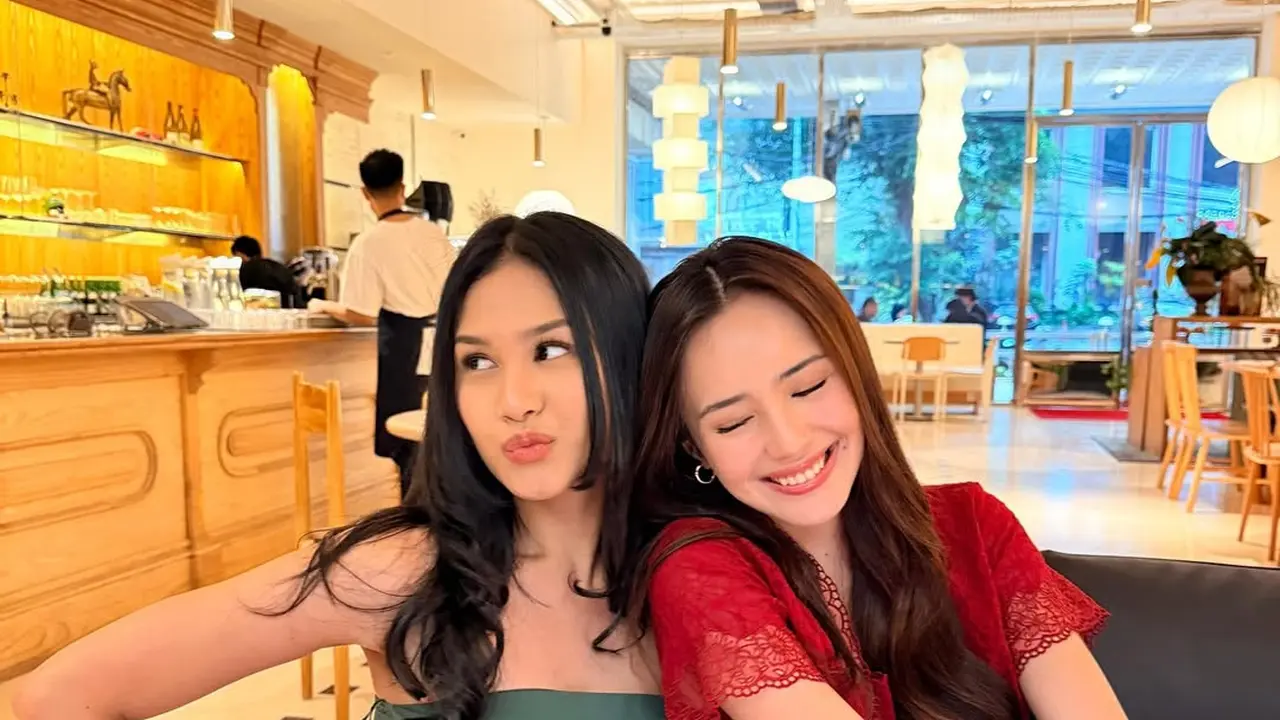 Gaya Hangout Beby Tsabina, Padukan Kebaya Bordir dengan Celana Jeans untuk Look Stylish Sehari-hari