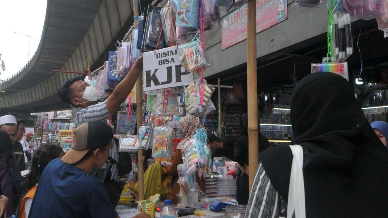 Mereka juga mengaku bisa membeli lebih banyak karena harganya yang terjangkau. Foto: merdeka.com / Imam Buhori