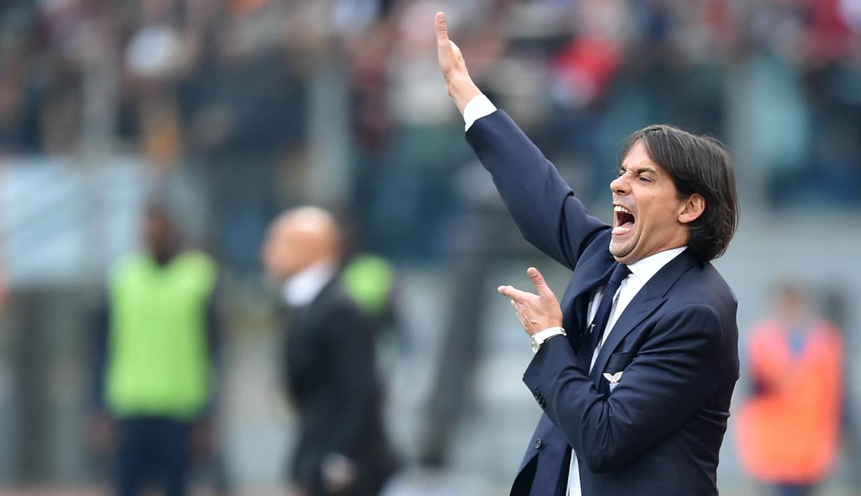 Pelatih Lazio, Simone Inzaghi memberikan instruksi kepada pemainnya saat melawan AS Roma pada laga Derby della Capitale di Olympic Stadium, Roma, Italia, (4/12/2016). AS Roma menang 2-0.  (AFP/Alberto Pizzoli)