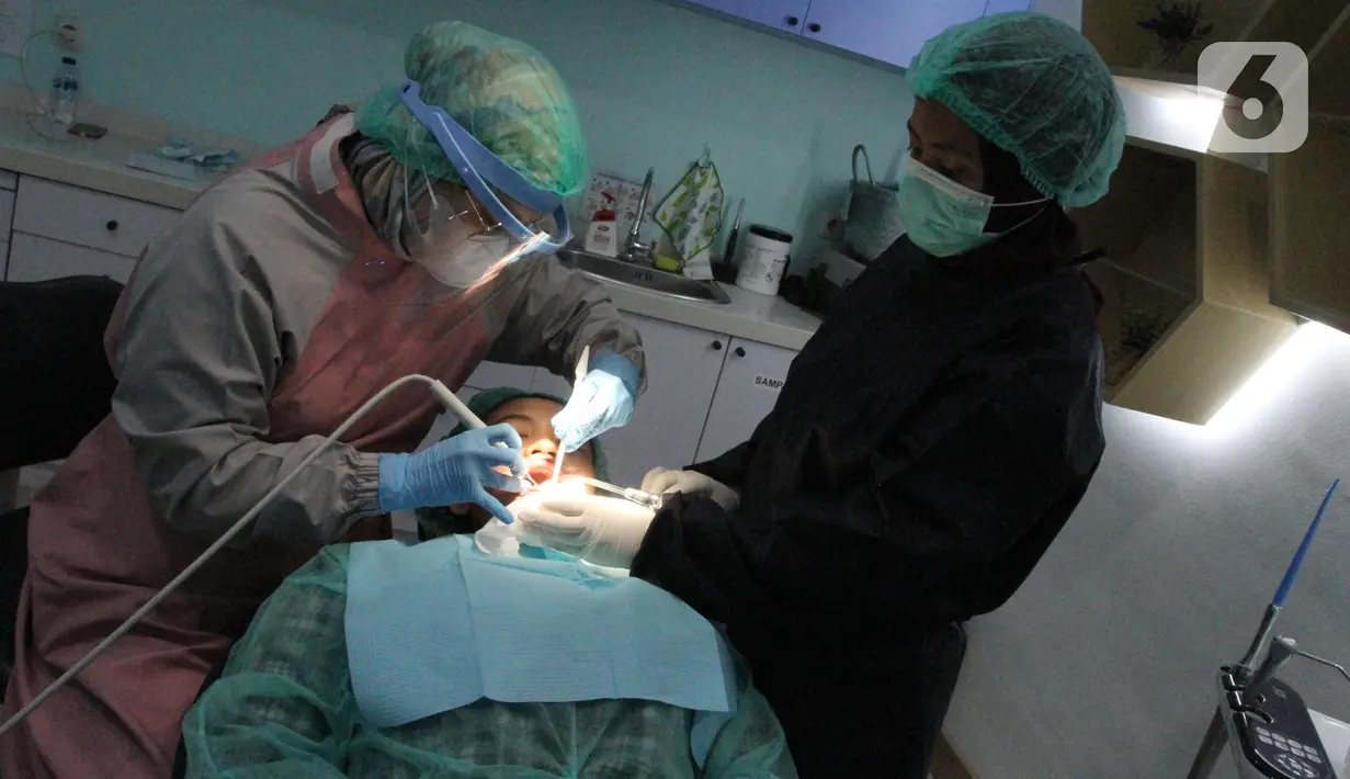 Pasien memeriksa gigi dan mulut pada program kampanye “Jangan Tunggu Sampai Sakit Gigi, #KonsultasiGigiSekarang” di Jakarta, Rabu (08/06/2022). Program yang melibatkan 300 Pepsodentist atau relawan dokter gigi praktek pribadi di 72 kota di Indonesia yang telah melakukan tindakan perawatan lanjutan (scaling). (Liputan6.com/Fery Pradolo)