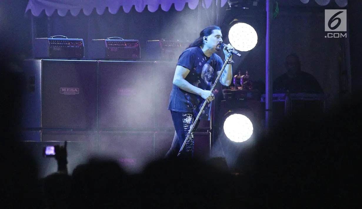 Aksi panggung vokalis Dream Theater, James LaBrie saat menghibur penonton di hari kedua JogjaRockarta International Music Festival 2017 di Stadion Kridosono, Jogjakarta, Sabtu (30/9). (Liputan6.com/Herman Zakharia)