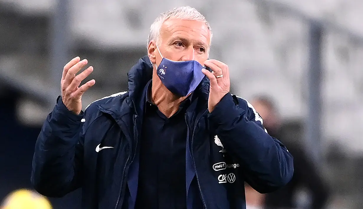 Pelatih Prancis, Didier Deschamps, memberikan arahan kepada pemainnya saat menghadapi Swedia pada laga lanjutan Grup 3 UEFA Nations League di Stade de France, Rabu (18/11/2020) dini hari WIB. Prancis menang 4-2 atas Swedia. (AFP/Franck Fife)