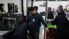 Petugas memeriksa tamu menggunakan metal detaktor saat memasuki Gedung MK, Jakarta, Selasa (18/6/2019). Pengamanan ekstra dilakukan untuk menjaga keamanan saat sidang perselisihan hasil pemilihan umum (PHPU) Pilpres 2019. (Liputan6.com/Faizal Fanani)
