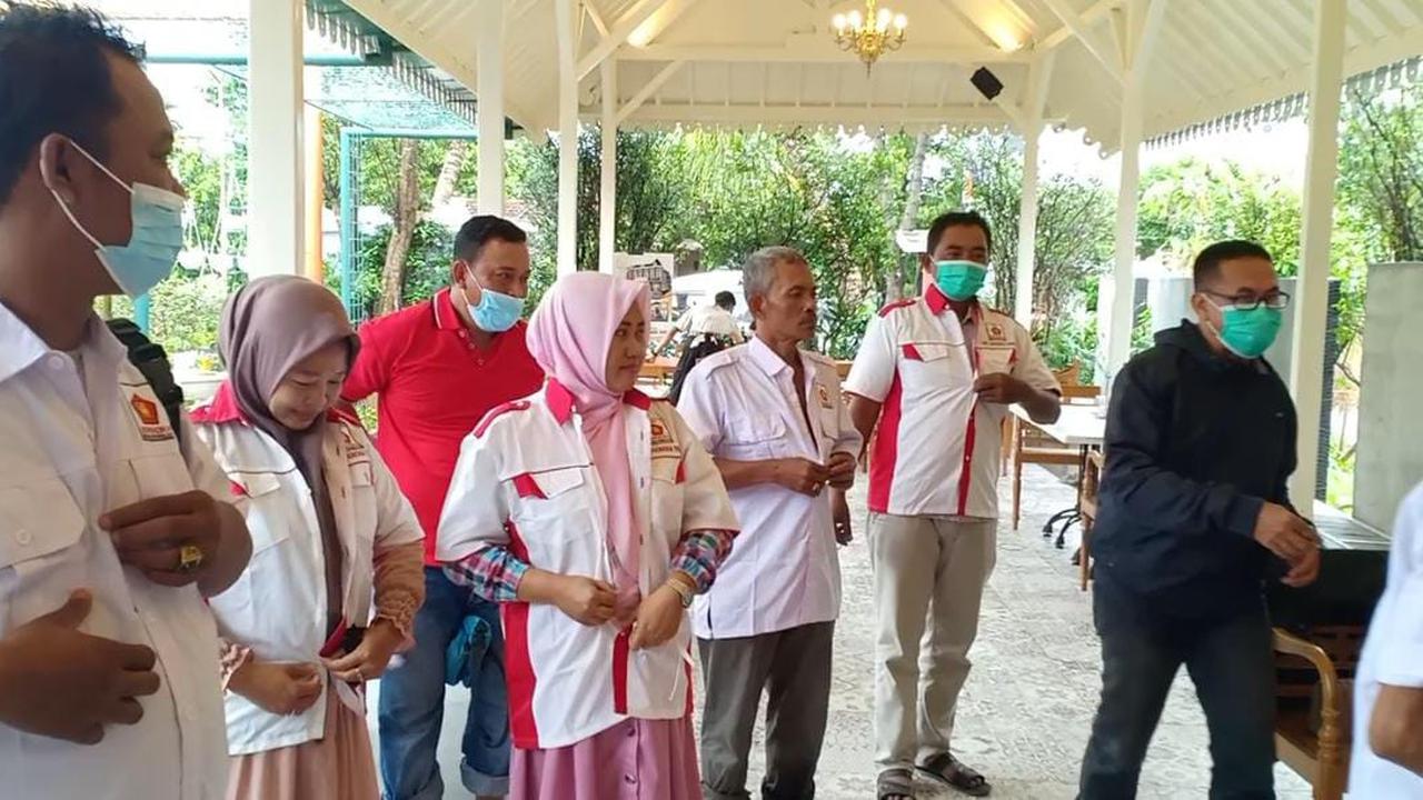 Sejumlah PAC Partai Gerindra ketika melepas baju partainya karena meras kecewa. (Ahmad Adirin/Liputan6.com)