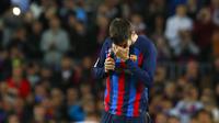 Gerard Pique tak kuasa menahan tangis saat memberikan pesan dalam laga perpisahannya, Minggu (6/11/2022). (AP Photo/Joan Monfort)
