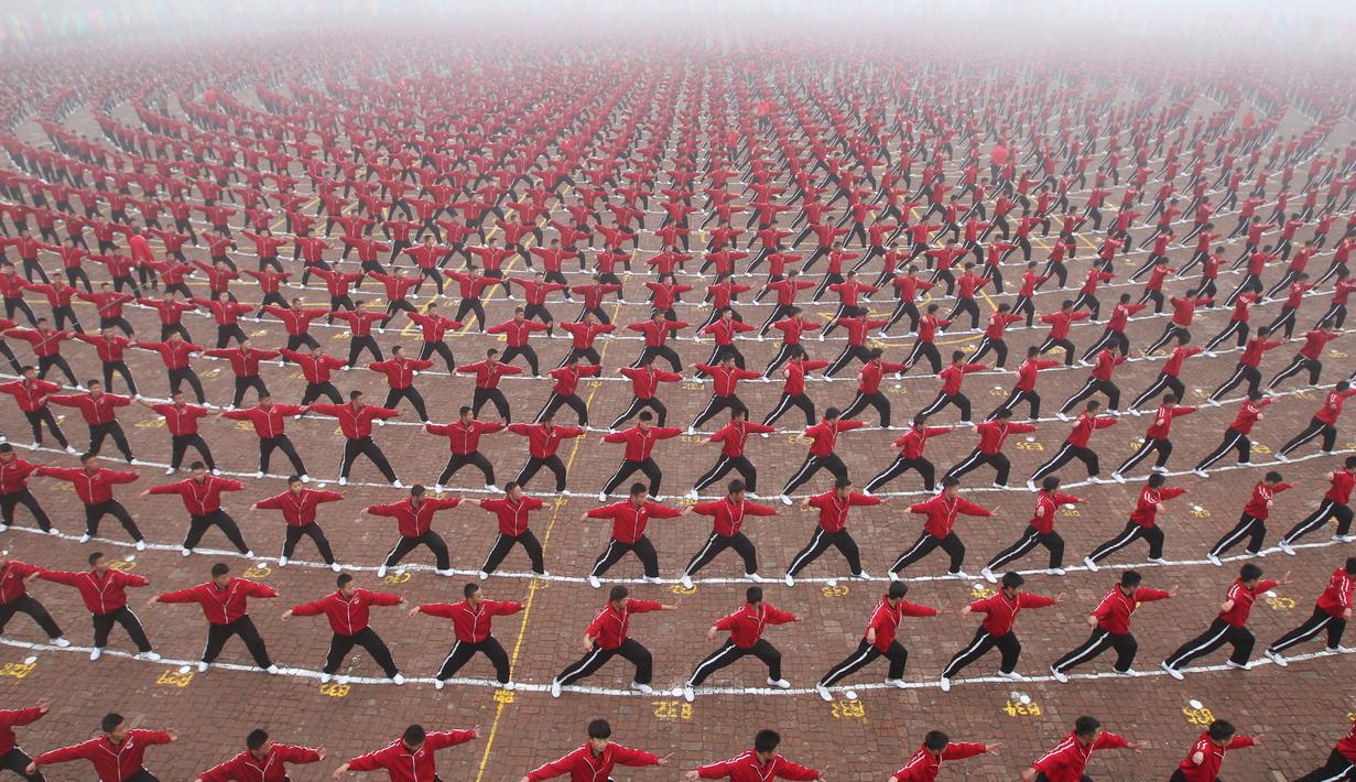 Para siswa beraksi dalam upacara pembukaan tim sepak bola sekolah bela diri Shaolin Tagou di Dengfeng, Provinsi Henan, Tiongkok, (10/11/2015). (Reuters/China Daily). 