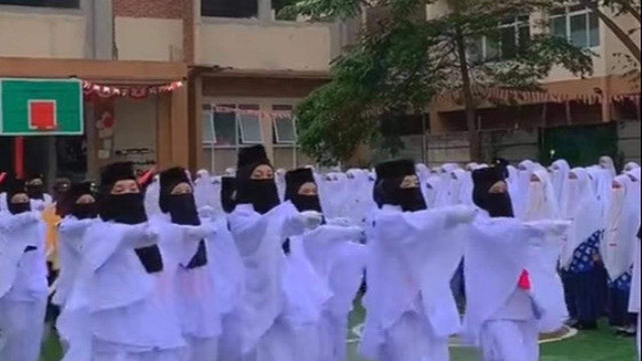 Video berdurasi beberapa detik ini memperlihatkan upacara peringatan HUT RI ke-78.  Diketahui lokasi video ini di Ponpes Al Idrisiyyah, Tasikmalaya. Tampak suasana upacara yang berbeda. Paskibra terlihat memakai cadar.