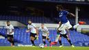 Gelandang Everton, Moise Kean, melakukan tendangan penalti ke gawang Salford City pada laga Piala Inggris di Stadion Goodison Park, Kamis (17/9/2020) dini hari WIB. Everton menang 3-0 atas Salford City. (AFP/Jon Super/pool)