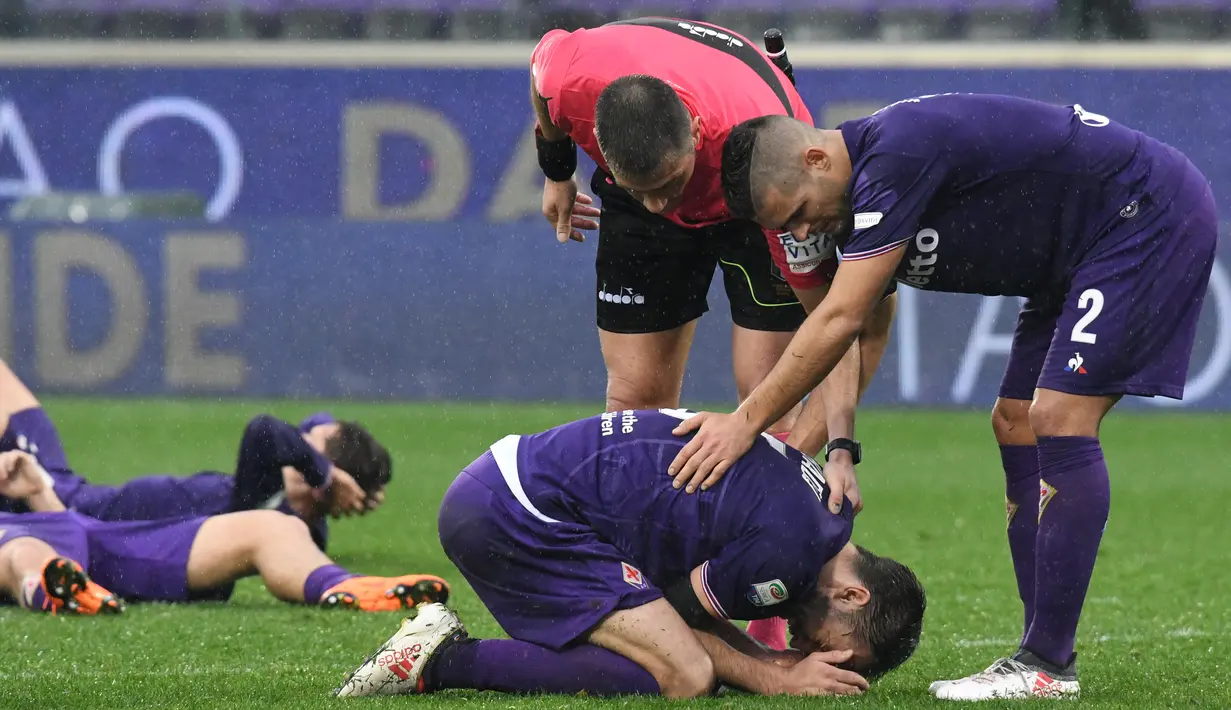 Pemain Fiorentina meluapkan kesedihannya mengenang Davide Astori usai pertandingan melawan Benevento di stadion Artemio Franchi di Florence (11/3). Davide Astori meninggal pada 4 Maret 2018. (AFP Photo/Claudio Giovannini)