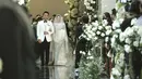 Saat berada di lorong menuju altar, para tamu undangan mengangkat kamera dan handphonenya untuk mengabadikan momen pernikahan Jessica Mila. [Fimela.com/Daniel Kampua]