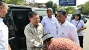 Mantan Wakil Presiden Jusuf Kalla atau JK menyalami warga saat tiba di kampung halamannya, Makassar, Sulawesi Selatan, Sabtu (26/10/2019). Ratusan orang bersuka ciata atas kedatangan JK di kampung halamannya. (Liputan6.com/HO/Tim JK)