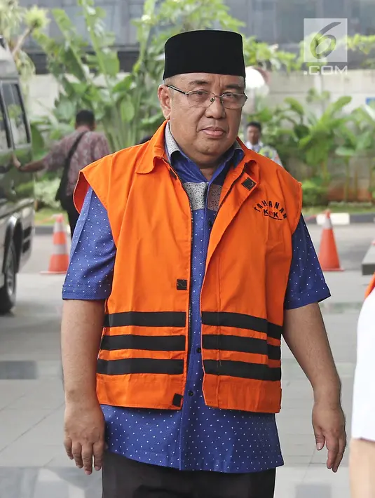 Tersangka Mantan Wali Kota Kendari Asrun tiba di gedung KPK, Jakarta, Selasa (13/2). Asrun diperiksa terkait kasus suap yang diduga digunakan untuk membiayai kampanye dirinya yang maju dalam Pilkada Sulawesi Tenggara. (Liputan6.com/Herman Zakharia)