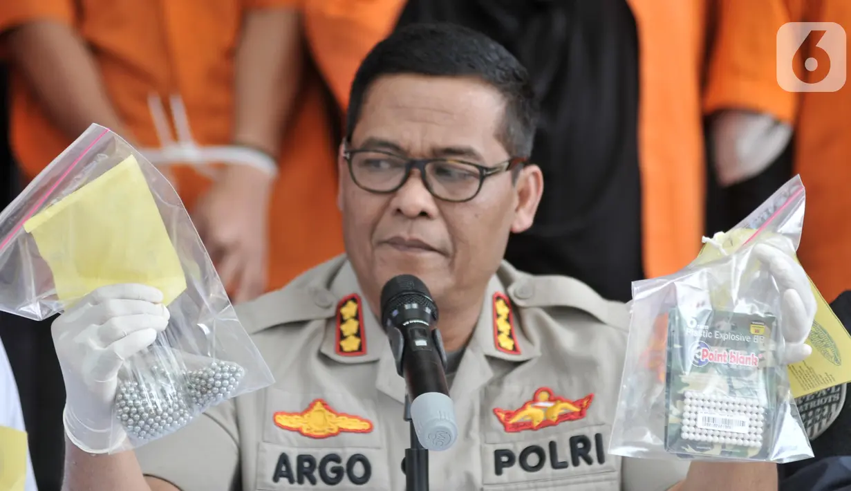 Kabid Humas Polda Metro Jaya Kombes Pol Argo Yuwono menunjukkan barang bukti peluru airsoft gun saat rilis pengungkapan rencana tindak kejahatan dalam pelantikan presiden dan wakil presiden di Mapolda Metro Jaya, Jakarta, Senin (21/10/2019). (merdeka.com/Iqbal Zakharia)