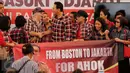 Seorang warga negara asing (WNA) bersalaman dengan Calon gubernur DKI, Basuki Tjahaja Purnama (Ahok) di Rumah Lembang, Jakarta, Jumat (9/12). WNA itu memberikan dukungan kepada Ahok untuk memimpin Jakarta. (Liputan6.com/Gempur M Surya)