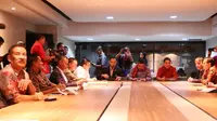 Perwakilan AFC, Primo Carvaro (2kanan) berdiskusi dengan PSSI dan kelompok 85 di Kantor PSSI, Senayan, Jakarta, Selasa (21/6/2016). (Bola.com/Nicklas Hanoatubun)