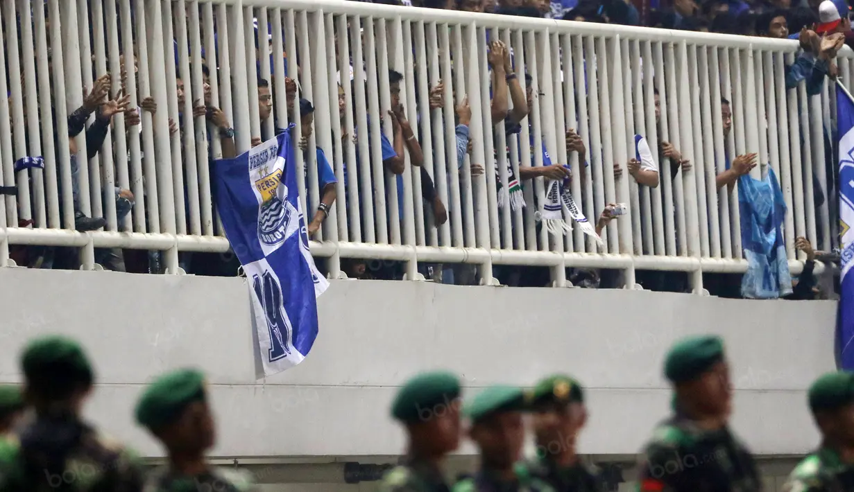 Bobotoh memenuhi stadion saat Persib Bandung melawan PS TNI pada laga Torabika SC 2016 di Stadion Pakansari, Bogor, Minggu (21/8/2016). (Bola.com/Nicklas Hanoatubun)